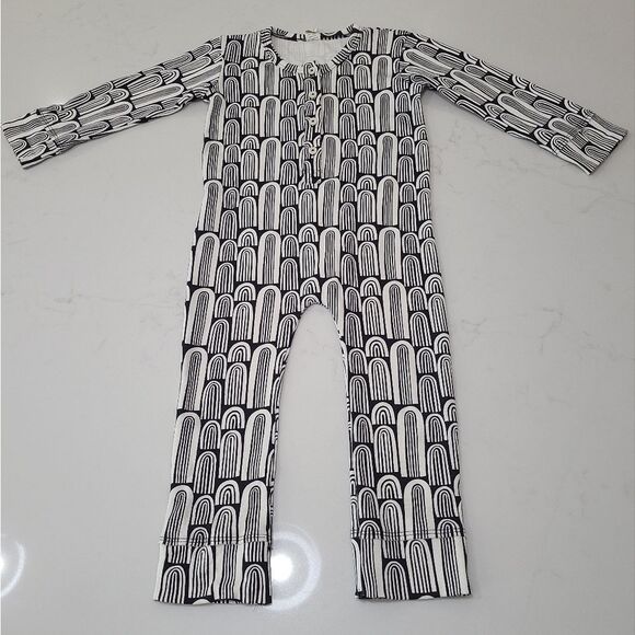 Kate Quinn 3T Kids Black & White Rainbow Print One Piece Onsie - Picture 1 of 7